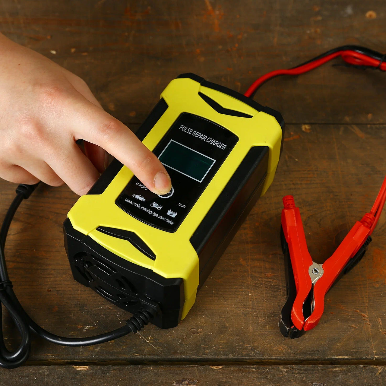 Зарядний пристрій для акумулятора 12В/6А / Імпульсна зарядка для авто та мото акумуляторів