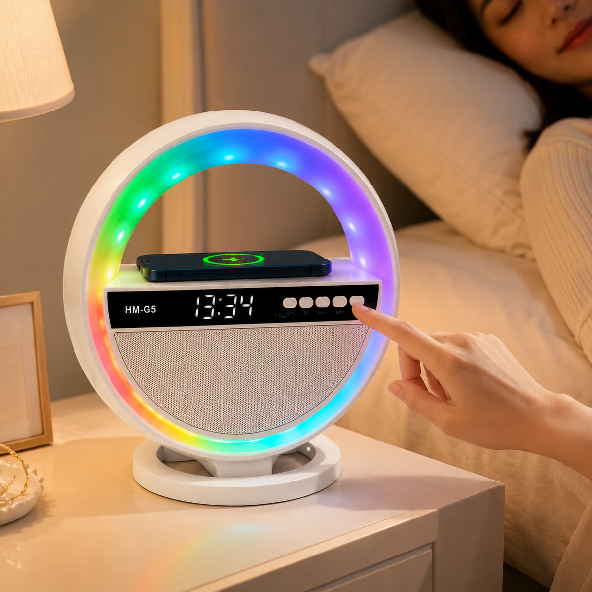 Нічник колонка з бездротовою зарядкою, Bluetooth, Біла / RGB лампа годинник / Блютуз колонка / Нічник з годинником / LED лампа